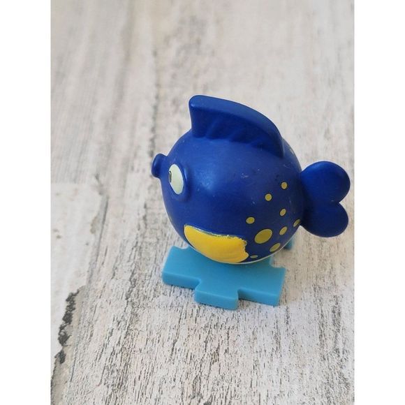 Disney squeakers fish puzzle piece toy figure doc McStuffins - Picture 6 of 7